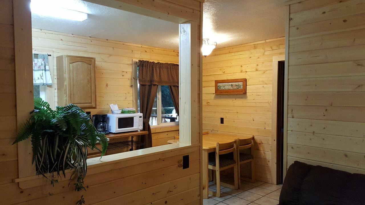 Emerald Forest Cabins Тринидад Экстерьер фото